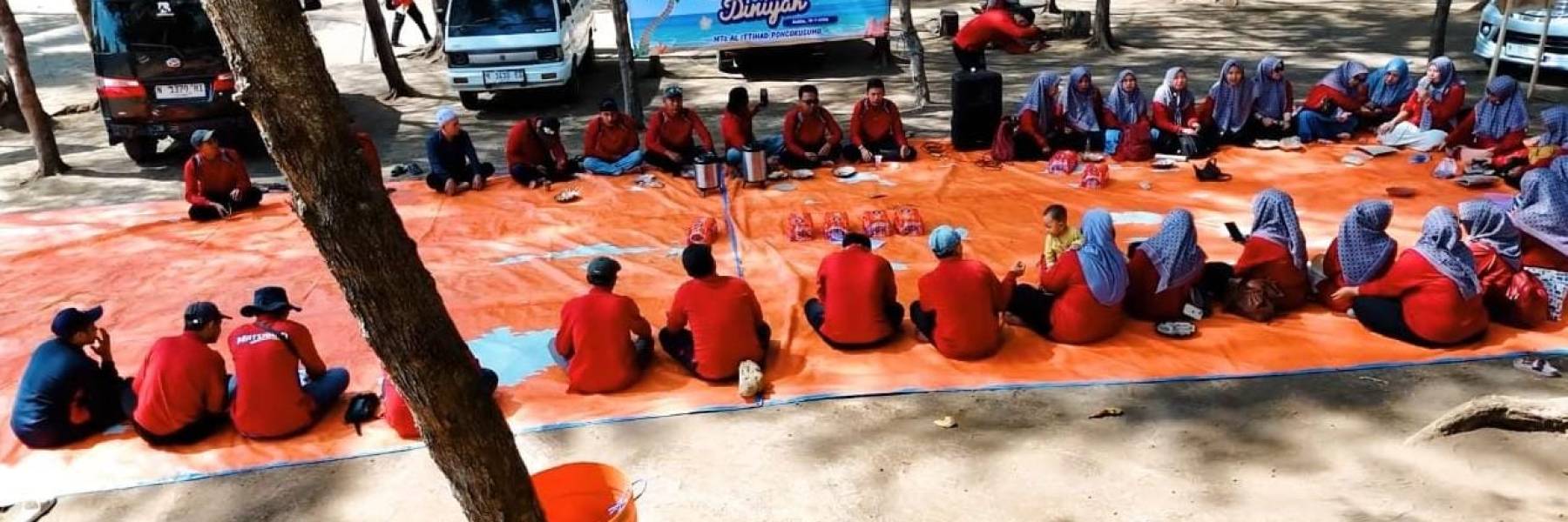 Halaqoh Diniyah dan Tadabur Alam Keluarga Besar MTs Al Ittihad Poncokusumo di Pantai Wonogoro Malang